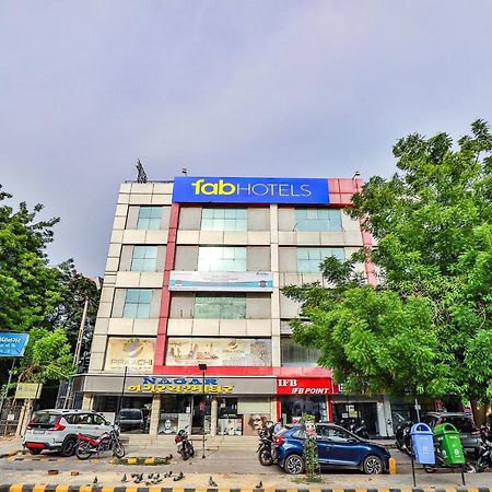 Leo Hotel アーメダバード エクステリア 写真