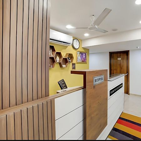 Leo Hotel アーメダバード エクステリア 写真