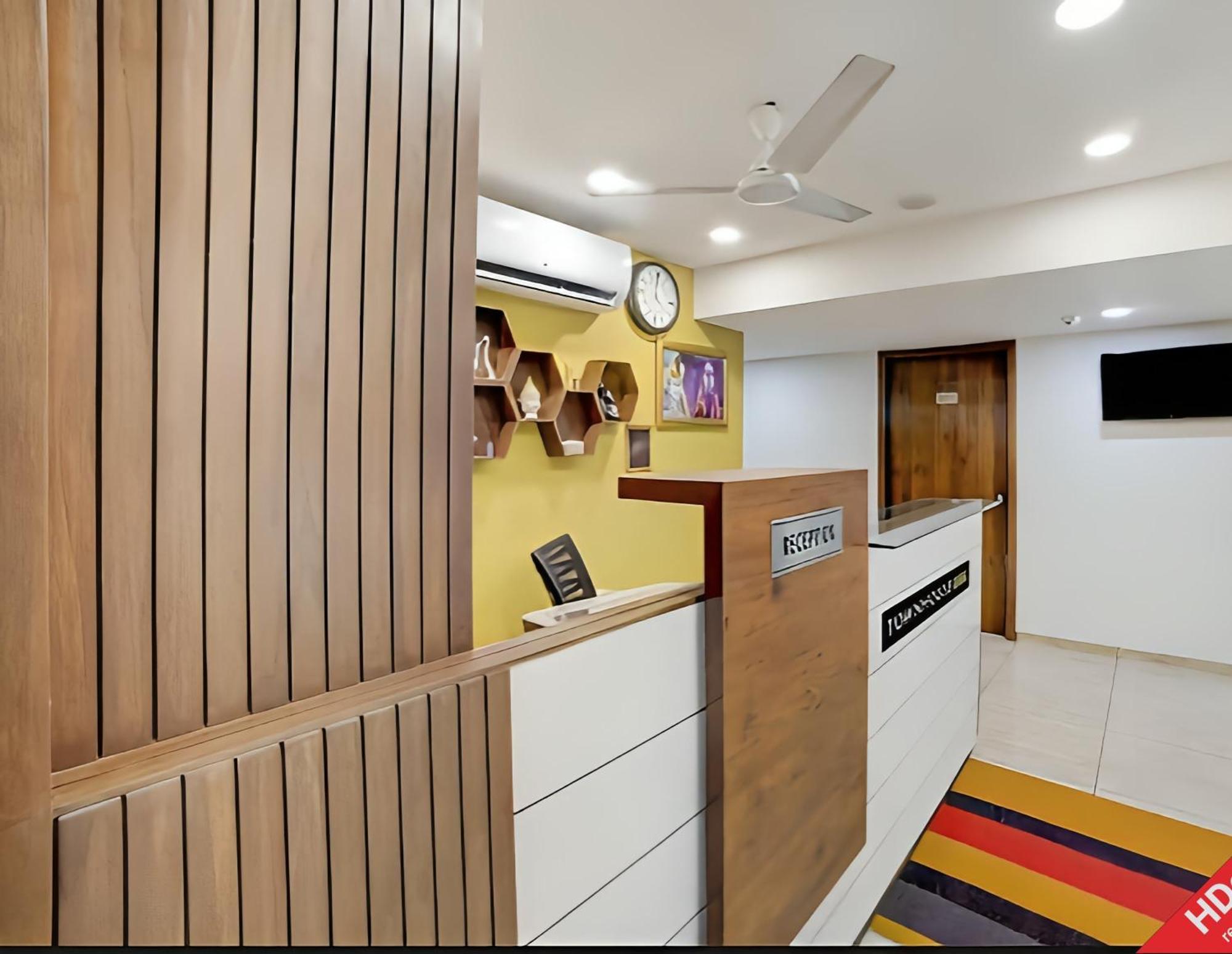 Leo Hotel アーメダバード エクステリア 写真