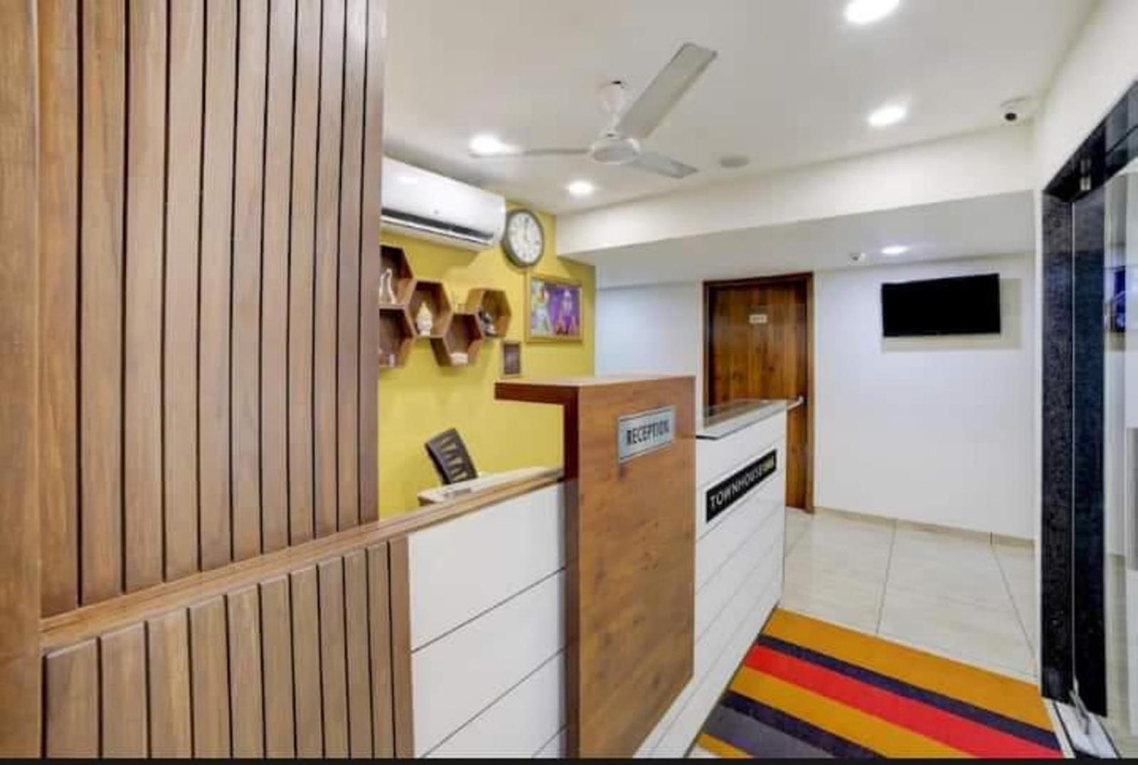 Leo Hotel アーメダバード エクステリア 写真